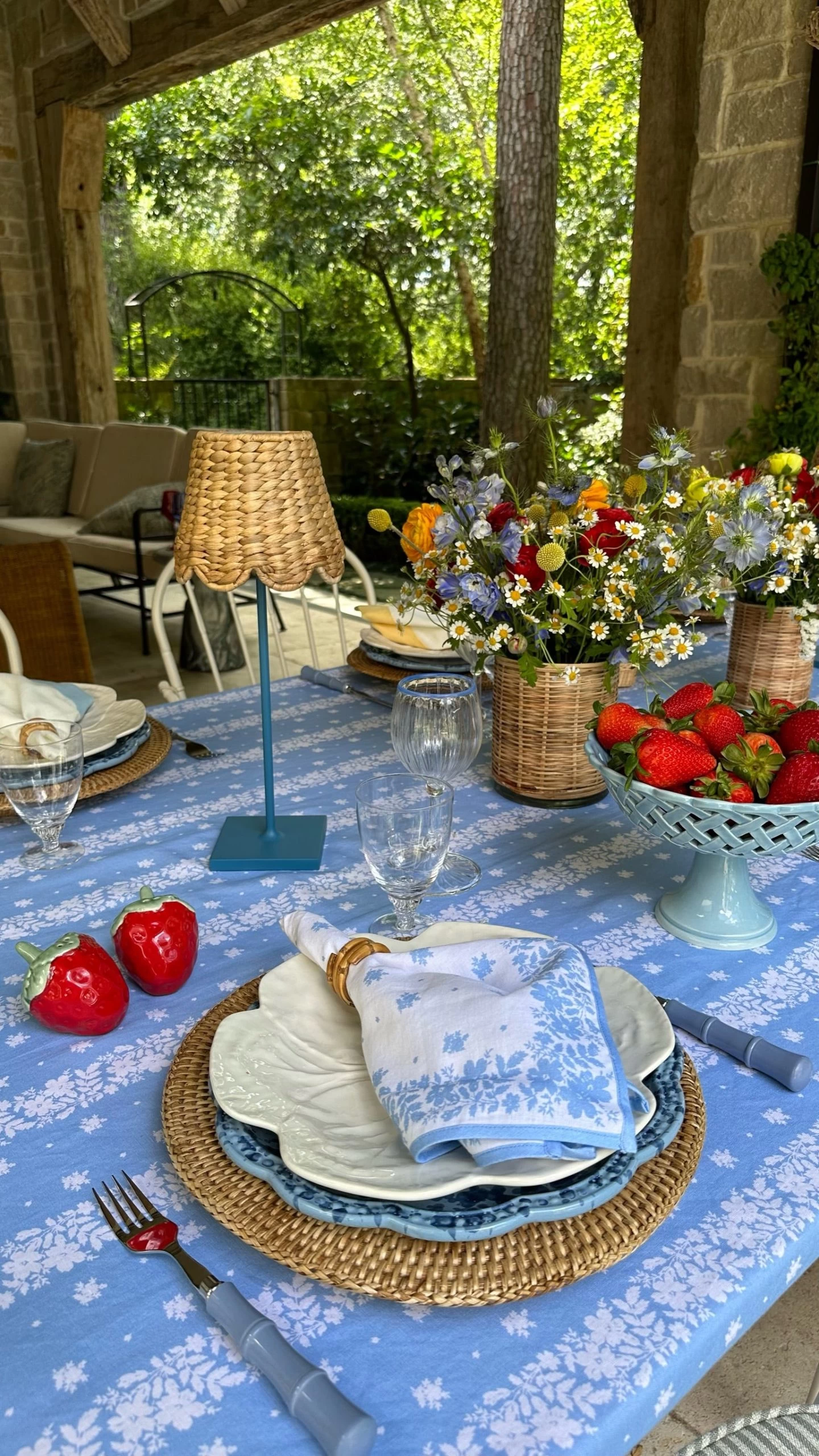 Only On The Avenue Poldina Pro Table Lamp, Dark Green 4 Only On The Avenue Poldina Pro Table Lamp, Dark Green - Image 2