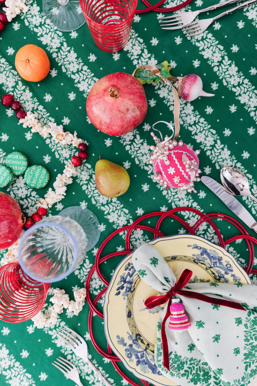 Only On The Avenue Holiday Ditsy Floral Napkin, Green 6 Only On The Avenue Holiday Ditsy Floral Napkin, Green - Image 4